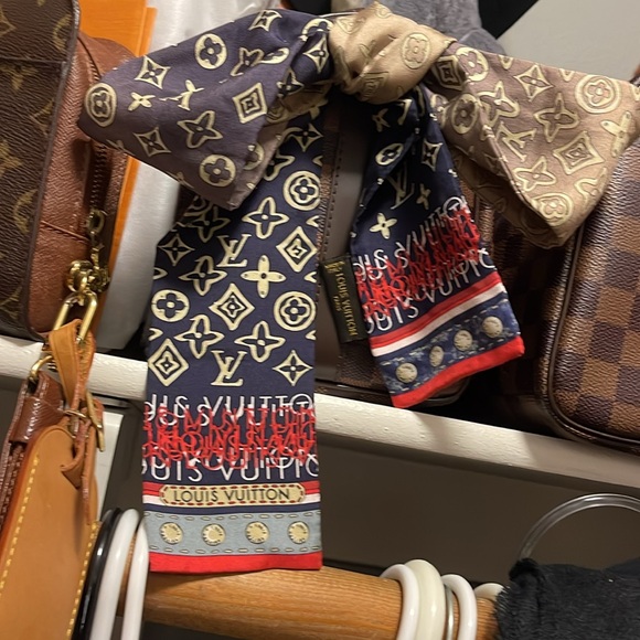 Louis Vuitton Twilly - Picture 4 of 5